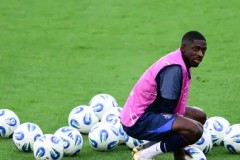 梅西C罗巅峰对决，金球奖花落谁家？